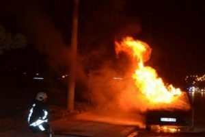 Bir saat &ouml;nce aldığı otomobili alev alev yandı