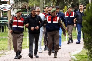 Toplantıdayken basıldılar: 13 g&ouml;zaltı