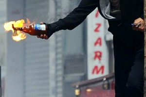 Polis karakoluna molotoflu saldırı