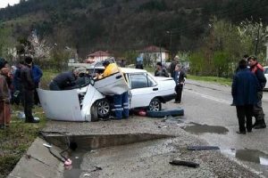 Otomobil su kanalına u&ccedil;tu: 4 yaralı