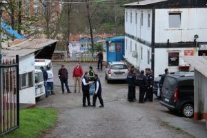 Silahıyla oynarken mesai arkadaşını vurdu