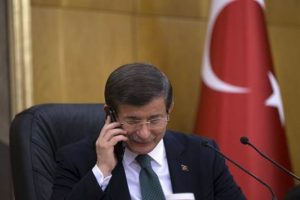 Davutoğlu'ndan şehit babasına canlı yayında taziye
