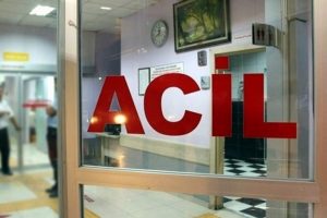 &Uuml;zerine televizyon d&uuml;şen 3 yaşındaki &ccedil;ocuk &ouml;ld&uuml;
