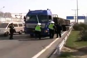 Kamyon s&uuml;r&uuml;c&uuml;s&uuml;n&uuml; aşağı indirmek kolay olmadı!