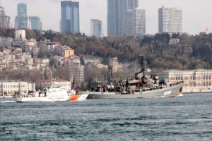 Rus savaş gemisi İstanbul Boğazı'ndan ge&ccedil;ti