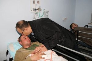 Validen yaralı g&uuml;venlik g&uuml;&ccedil;lerine ziyaret