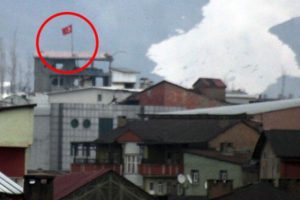 G&uuml;venlik g&uuml;&ccedil;leri Y&uuml;ksekova'da T&uuml;rk bayrağı dikti