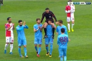 Salih Dursun hakemi omuzlarına aldı