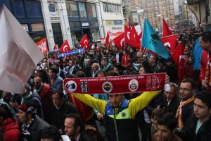 Taraftar grupları İstiklal'de ter&ouml;re karşı y&uuml;r&uuml;d&uuml;
