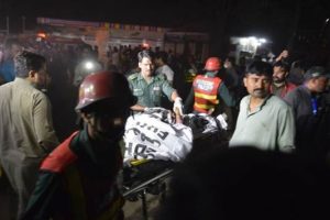 Pakistan'da parkta intihar saldırısı: En az 72 &ouml;l&uuml;