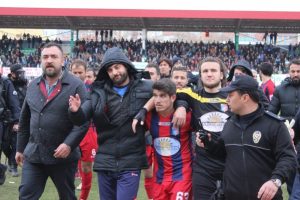 Yeşil sahada inanılmaz olay: Rakibini ısırdı sonrası malum