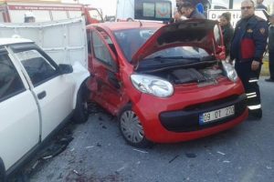 İki otomobil &ccedil;arpıştı: 5 yaralı