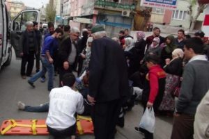 5 katlı binanın &ccedil;atısından atlayarak &ouml;ld&uuml;