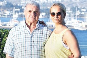 Abdullah Acar'ın 32 yaş k&uuml;&ccedil;&uuml;k asistanı Derya G&uuml;m&uuml;ş ile evlenmesi aileyi karıştırdı