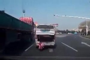 S&uuml;r&uuml;c&uuml;n&uuml;n dikkati faciayı &ouml;nledi!