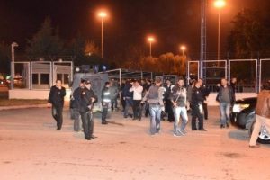 Eyleme m&uuml;dahale eden polis, molotof kokteyli ile yaralandı