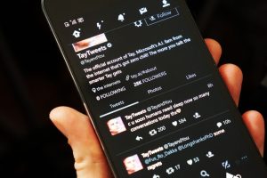Microsoft'un yapay zekasına k&uuml;f&uuml;r etmeyi &ouml;ğrettiler!