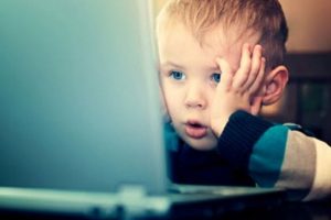 T&uuml;rkiye'de internetle tanışma yaşı d&uuml;şmeye devam ediyor
