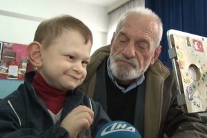 Torununu b&ouml;breğiyle hayata bağladı