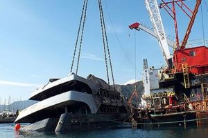 Aysal'ın yanarak batan yatı sudan &ccedil;ıkartıldı