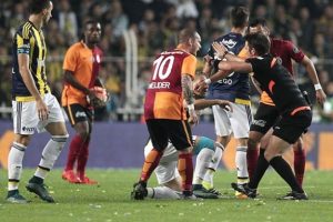 Galatasaray ve Fenerbah&ccedil;eli taraflar derbi i&ccedil;in toplandı
