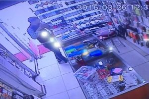 D&uuml;kkan sahibinin fotoğrafını &ccedil;ekti, telefonu &ccedil;aldı