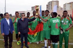 &Ouml;ğrenciler Futbol D&uuml;nya Kupası Burkina Faso'nun
