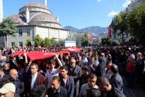 Şehit babasını, onun şapkasıyla uğurladı