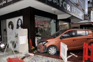 Tartıştığı sevgilisinin &uuml;zerine s&uuml;rd&uuml;ğ&uuml; otomobil kuaf&ouml;re girdi