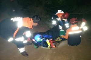 Sınırı ge&ccedil;erken ayağını kıran Suriyeli kadına AFAD g&ouml;revlileri yardım etti
