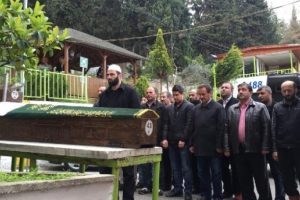 Kimsesi olmayınca mezarlık &ccedil;alışanları cenaze namazını kıldı