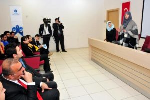 Tony Blair'in M&uuml;sl&uuml;man baldızı, Suriyeli &ouml;ğrencilerle buluştu