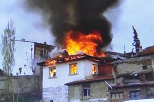 Denizli'de tek katlı ev yandı