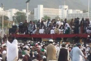 Pakistan'da protestolar b&uuml;y&uuml;yor
