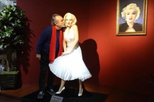 G&uuml;neri Civaoğlu, Marilyn Monroe'nun heykelini &ouml;pt&uuml;