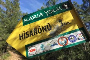 Marmaris'te y&ouml;n levhaları yine hedef tahtası oldu