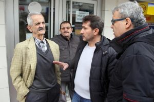Yaşlı adamı dolandırılmaktan PTT g&ouml;revlisi kurtardı