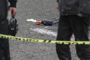 Koca dehşeti: Sokak ortasında boğazını kesti