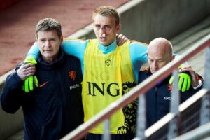 Huntelaar, Cillessen'in burnunu kırdı
