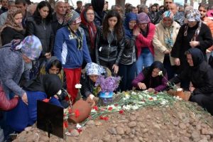 Şehit oğlunun acısına dayanamadı evladının yanına defnedildi