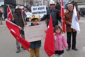 Maden iş&ccedil;ileri aileleriyle eylem yaptı