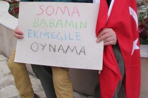 Maden iş&ccedil;ileri aileleriyle eylem yaptı