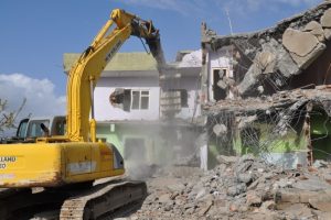 Silopi'de ağır hasarlı binaların yıkımına başlandı