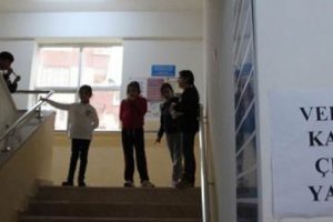 Veli toplantısını bastı! &Ouml;ğretmeni silah kabzasıyla yaraladı