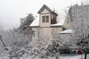 Mart kapıdan baktırdı