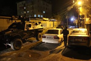 Polis merkezine atılan bomba otomobile isabet etti