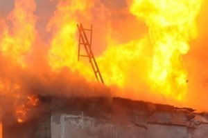 İzmir'deki ev yangınında 4 yaşındaki &ccedil;ocuk &ouml;ld&uuml;