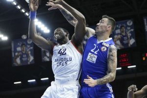 Anadolu Efes, İBB'yi kendi evinde mağlup etmeyi başardı