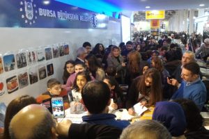 Bursa'da k&uuml;&ccedil;&uuml;k yazarlar okurlarıyla buluştu