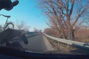 Otomobilin &ccedil;arptığı at arabasındakiler b&ouml;yle savruldu!